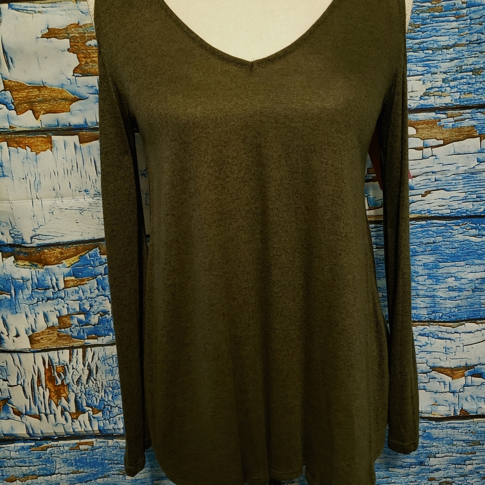 NWOT Ladies cold shoulder long sleeve top